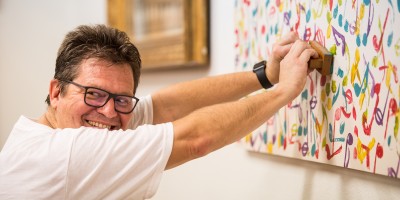 Primer ensayo en la sede de Hernández Silva, estampando su nota en el cuadro del Orfeón. Foto Dani Sánchez Landibar.